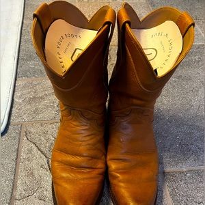 The Earl is a versatile roper boot with universal appeal.